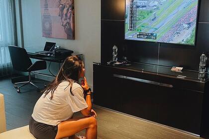 Fan del deporte, Raducanu sigue desde el hotel durante un torneo una carrera de Fórmula 1