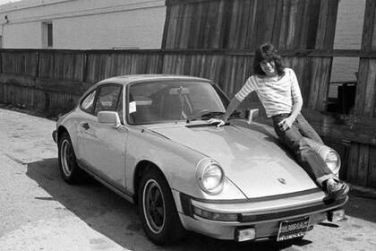 Fanátco de los Porsche 911, éste se lo compró como "regalo" por el éxito del álbum Fair Warning de 1981