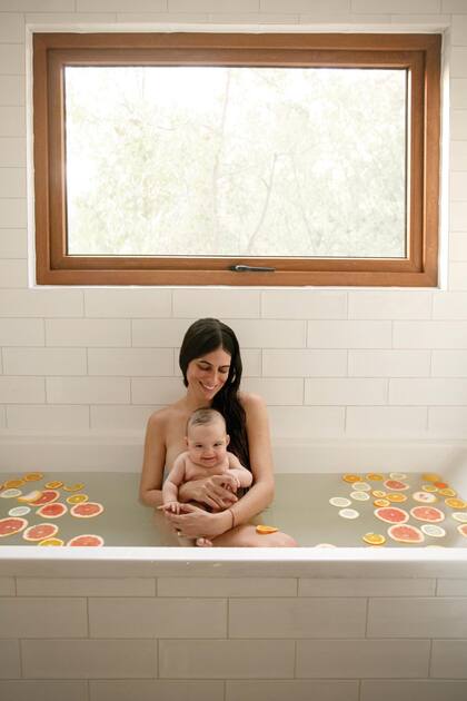 Fanática de la ropa vintage y de la confección a mano, cuenta que se cansó del consumo excesivo. Prefiere mostrar moda desde un lado “más consciente” y no duda en repetir las mismas prendas en los looks que sube a las redes. “Bambi es pura alegría. Hace veinte días empezó a dormir toda la noche de corrido”, dice.