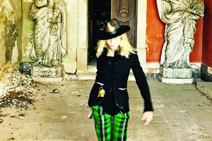 Fanática de Lisboa, la cantante “inunda” su cuenta de Instagram con postales de sus días en la capital lusitana, donde es común verla andando en un scooter blanco.