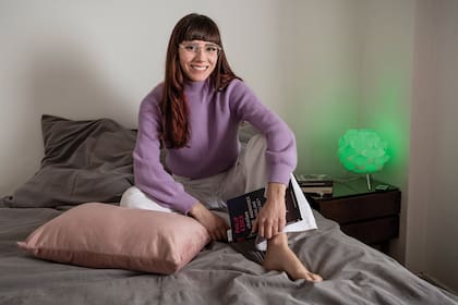 Fanática de los libros, está leyendo ¿Sueñan los androides con ovejas eléctricas?, de Philip K. Dick.