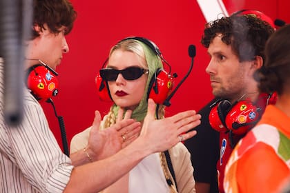 Fanática del automovilismo, Anya Taylor-Joy disfrutó junto a su esposo, Malcolm McRae, de la clasificación del Gran Premio de Hungría, una de las citas más esperadas del calendario de Fórmula 1. Allí, la pareja visitó el box de Ferrari y charló con el piloto británico Lewis Hamilton, a quien consideran un amigo cercano. Fuera de las pistas, fue la protagonista de Gambito de Dama quien llamó la atención por su estilo casi salido de una escena de Thelma & Louise