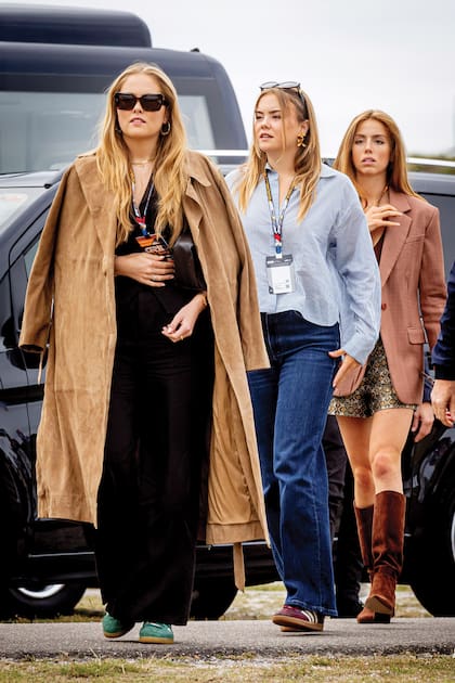 Fanáticas de la moda como su madre. Amalia llevó pantalón y camisa de Reformation, zapatillas Adidas, cartera de cuero de Massimo Dutti y tapado de Mango; Ariane, jeans y camisa a rayas de Max Mara, cinturón de Pull&Bear y zapatillas Adidas; y Alexia, top, short y blazer de Sandro, que complementó con botas de caña alta Gianvito Rossi y cartera de Demellier London