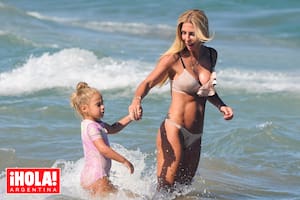 Fanáticas del agua, madre e hija pasaron el día entre baños de mar.