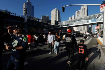 Fanático arribando a las inmediaciones del estadio en donde hoy el deporte, la música y la política se verán las caras