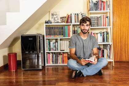 Fanático de la lectura, Junior cuenta que junto a Helena Tritek –con quien estudia teatro hace mucho tiempo– están trabajando para llevar a escena relatos de Jorge Luis Borges que nunca antes fueron interpretados.