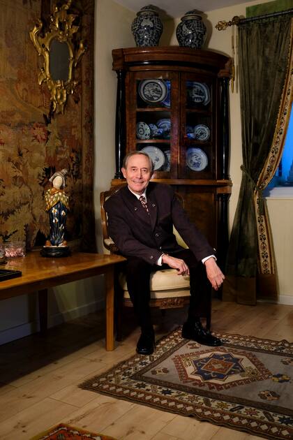 Fanático de las antigüedades. La vajilla que vemos en el esquinero de estilo Biedermeier es de origen chino, del siglo XVIII. El tapiz Aubusson sobre la pared –recibe este nombre por la localidad ubicada al sur de París, donde se originó este estilo de tejido– también es del siglo XVIII. Sobre la mesa, figura de una mujer en porcelana Sancai, que se originó durante la dinastía Tan en China (690 y 705).