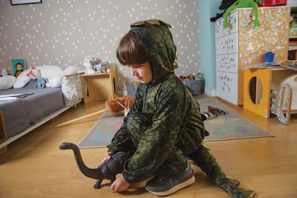 Fanático de los dinosaurios, se puso su mejor disfraz para la producción de fotos.