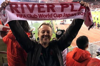 Fanático de River Plate, que define como su gran pasión y locura. Sandro es un suizo que vive el fanatismo del fútbol argentino como uno local.