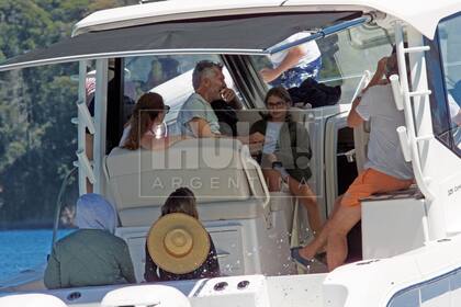 Fanático del golf, Mauricio juega con amigos en la fabulosa cancha del club. Dicen que no se enganchó con la pesca con mosca, el deporte por excelencia en el Sur