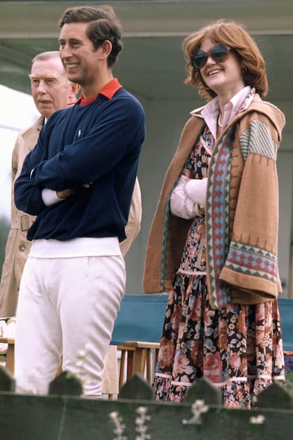 Fanático del polo, Carlos parecía feliz en compañía de Lady Sarah Spencer. El romance con la hermana mayor de Diana duró poco.