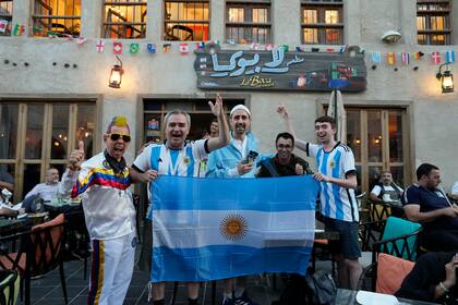 Fanáticos de Argentina alientan a la selección en las calles de Doha