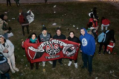 Fanáticos de Callejeros y de Colón, llegados desde Santa Fe