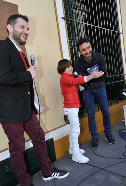 Fanáticos de Carlitos de todas las edades también tuvieron su momento para homenajear a su ídolo