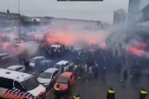 Incidentes con bengalas, cañón de agua y 64 detenidos en un clásico... a puertas cerradas