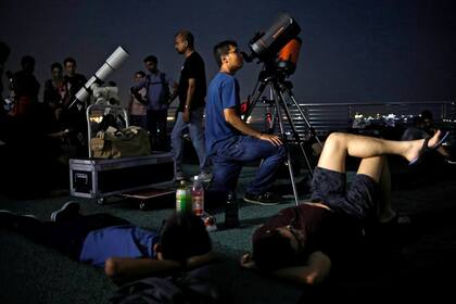 Fanáticos de la astronomía se preparan para el eclipse en Singapur