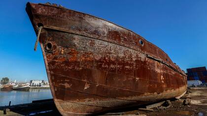 Fanáticos de la navegación luchan por recuperar una nave de 1912, el deteriorado casco de la goleta Granadero yace en la dársena F