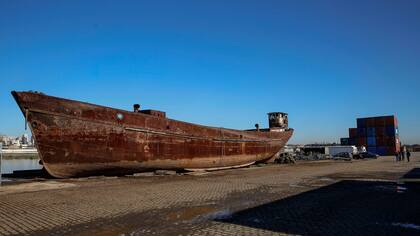 Fanáticos de la navegación luchan por recuperar una nave de 1912, el deteriorado casco de la goleta Granadero yace en la dársena F
