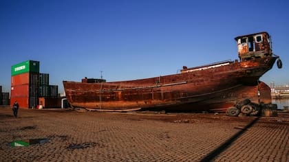 Fanáticos de la navegación luchan por recuperar una nave de 1912, el deteriorado casco de la goleta Granadero yace en la dársena F