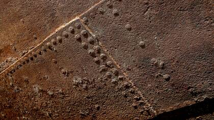 Fanáticos de la navegación luchan por recuperar una nave de 1912, el deteriorado casco de la goleta Granadero yace en la dársena F