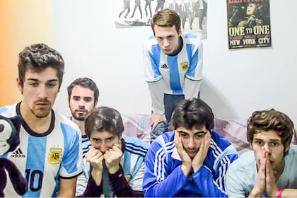 Fanáticos de la selección argentina se graban mientras ven el partido