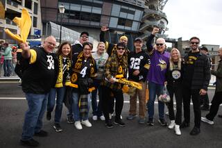 Fanáticos de los Steelers inundan Dublín para el primer partido de la NFL en Irlanda