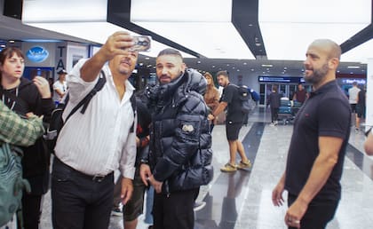 Fanáticos de Skrillex se toman fotos junto al DJ en el aeropuerto de Ezeiza