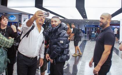 Fanáticos de Skrillex se toman fotos junto al DJ en el aeropuerto de Ezeiza