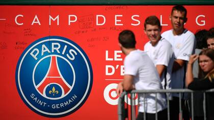 Fanáticos del PSG esperan la llegada de Neymar