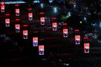 Fanáticos llenan la playa de Copacabana para ver el concierto gratuito de Lady Gaga en Río de Janeiro, el sábado 3 de mayo de 2025. (Foto AP/Bruna Prado)