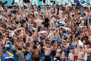 Fanáticos sin camiseta son las estrellas en Grandes Ligas por la moda "Tarps Off"