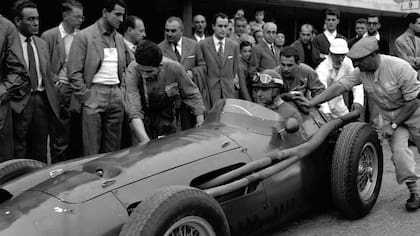 Fangio saliendo de boxes al comando de la Maserati 250F