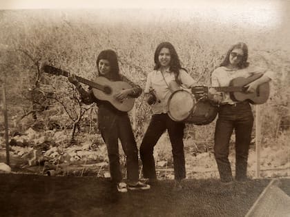 Fanny con amigas en las sierras, 1975.