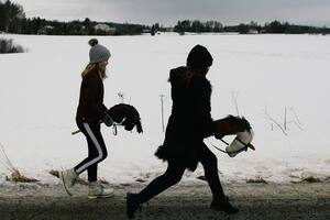 Las chicas de los caballitos que se animan a romper barreras en Finlandia