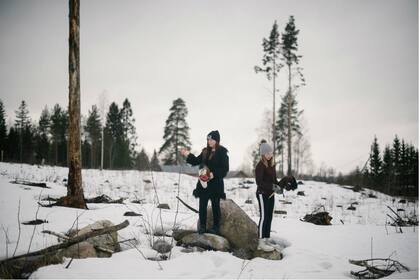 Fanny Oikarinen y Maisa Wallius, con sus caballitos en una localidad al norte de Helsinki