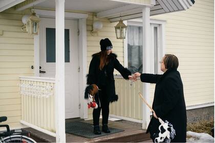 Fanny Oikarinen y su madre regresan a casa tras un paseo en caballito por el bosque al norte de Helsinki