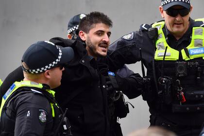 Fanos Panayides, un orador en un mitin antibloqueo, es arrestado en los escalones del parlamento estatal de Victoria en Melbourne el 10 de mayo de 2020 junto con otros nueve manifestantes