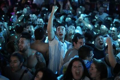 Fans argentinos festejan en un bar de Barcelona