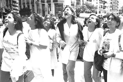 Fans en la puerta del hotel