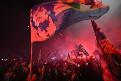 Los fanáticos del SSC Napoli celebran el 4 de mayo de 2023 en Nápoles después de que Napoli ganó el título de campeón italiano "Scudetto" después de un partido decisivo en Udine