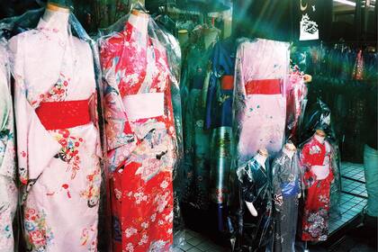 ¿Fantasía de geisha? Aunque no es cómodo, vale ir por la calle en kimono