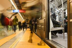 "Fantasmas" en el andén de la estación 9 de Julio de la Línea D, en la foto de Mario Passera
