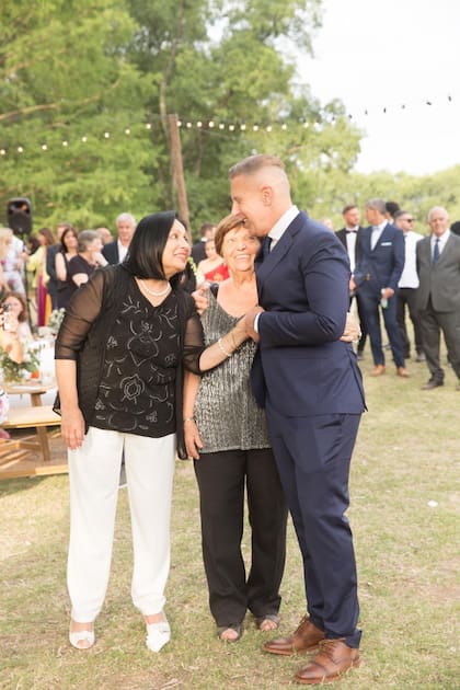 Fantino abraza a su tía paterna, Teresa. Junto a ellos, Edelveis Almada.