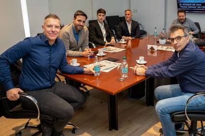 Fantino con Sebastián Rollandi, Diego Toni y Leandro Camani, entre otros, en las oficinas de El Nueve, donde hará un programa de entrevistas los sábados por la noche