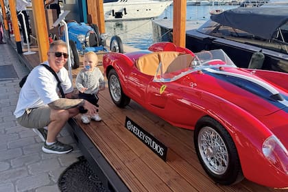 Fantino y su hijo en la exposición de réplicas de
autos clásicos de Hedley Studios
en Cannes. Fantino y Beltrán,
frente a la Ferrari Testa Rossa J,
un homenaje a escala 75 por ciento
a la legendaria Testa Rossa 250,
ganadora de Le Mans en 1957.
