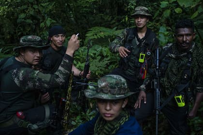 Un grupo de rebeldes de las nuevas FARC en un campamento en las montañas de Colombia