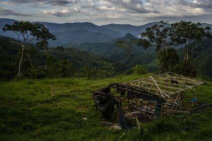 Una casa abandonada en el monte colombiano. La zona ha quedado desierta por los reiterados ataques de paramilitares.