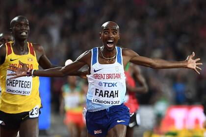 Otros tiempos: Farah celebra su victoria en el Mundial de Londres 2017; fue una de las últimas veces que corrió en pista