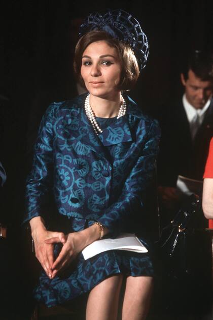 Farah Diba en 1967, cuando el mundo la reconocía como un ícono de estilo. (Photo by Roland Witschel/picture alliance via Getty Images)