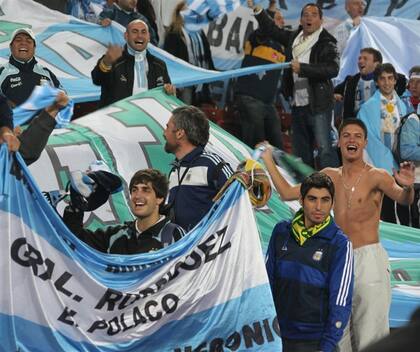 El empresario Patricio Farcuh (arriba, segundo desde la izquierda) y Facundo Moyano (abajo a la derecha), en Sudáfrica 2010; en ese Mundial, como en Brasil 2014, también estuvo Pablo Moyano